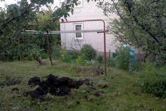 В Авдіївці у приватне подвір'я поцілив снаряд В Авдіївці у приватне подвір'я поцілив снаряд