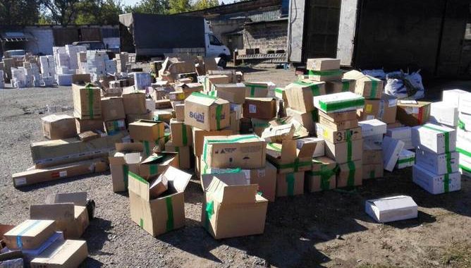 Тонни одягу намагалися провезти незаконно на підконтрольну бойовикам територію Тонни одягу намагалися провезти незаконно на підконтрольну бойовикам територію
