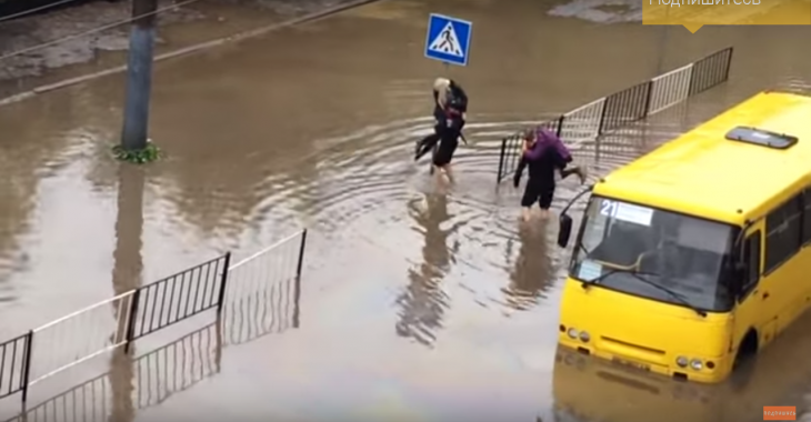 Львівські поліцейські винесли людей на руках після зливи Львівські поліцейські винесли людей на руках після зливи