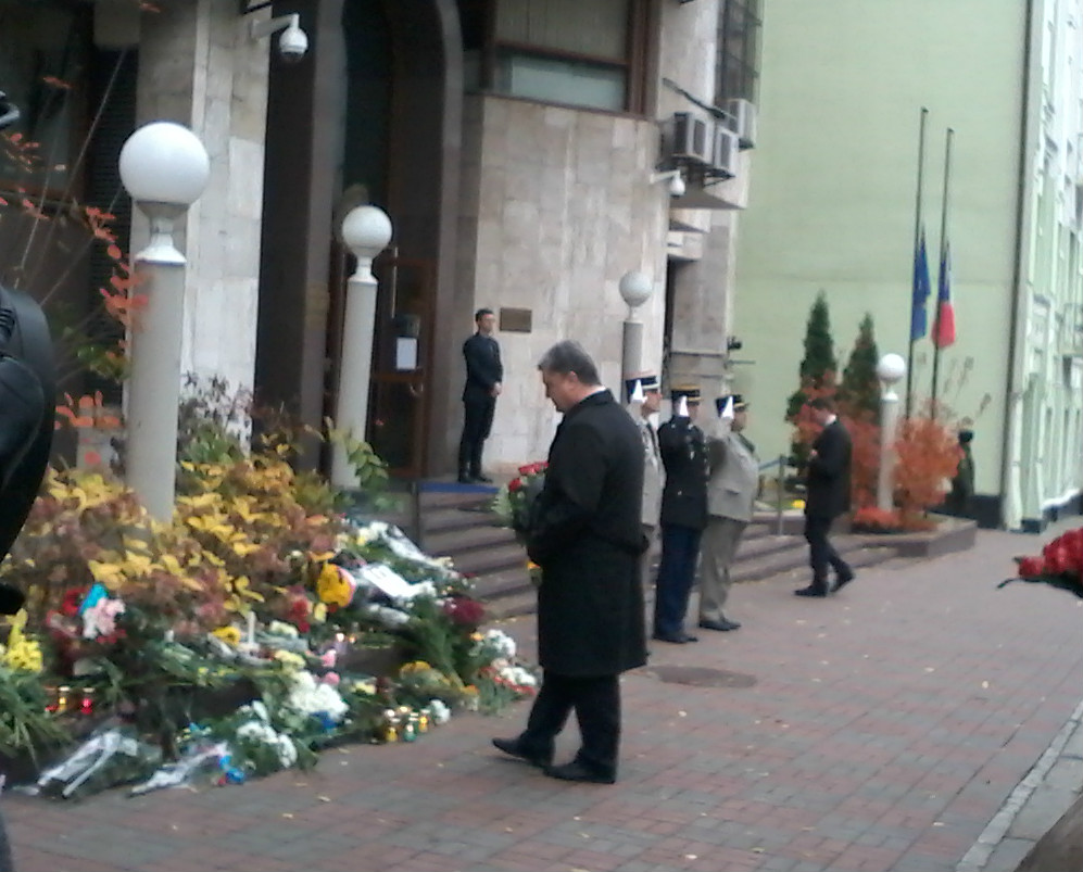 Петро Порошенко висловив співчуття послу Франції і сказав, що посилить заходи безпеки в Україні