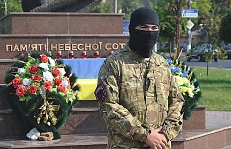 В Николаеве «Правый сектор» не дал ЛГБТ возложить цветы к памятнику Небесной сотне