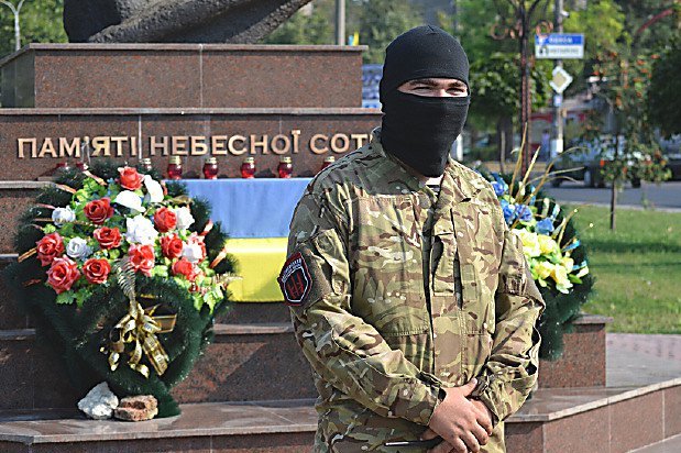 В Николаеве «Правый сектор» не дал ЛГБТ возложить цветы к памятнику Небесной сотне