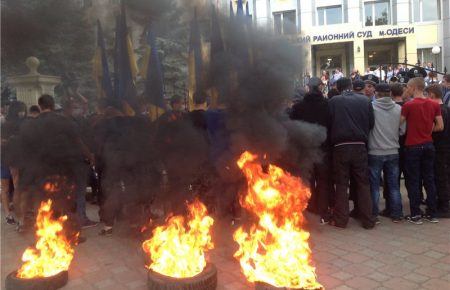 Возле Приморского суда в Одессе началась потасовка, жгли покрышки