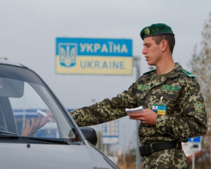 На кордоні з Кримом прикордонники затримали авто з великою кількістю документів