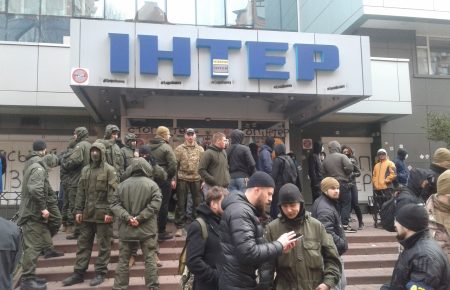 Бійці «Азову» заблокували входи до телеканалу «Інтер» у Києві