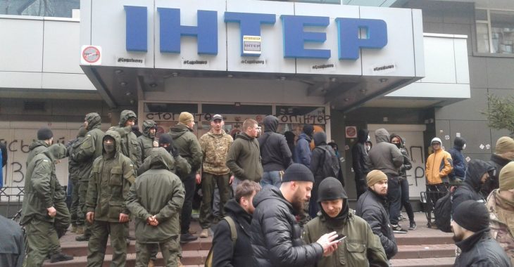 Бійці «Азову» заблокували входи до телеканалу «Інтер» у Києві Бійці «Азову» заблокували входи до телеканалу «Інтер» у Києві