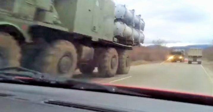 В Крыму засняли передвижение большого количества военной техники В Крыму засняли передвижение большого количества военной техники