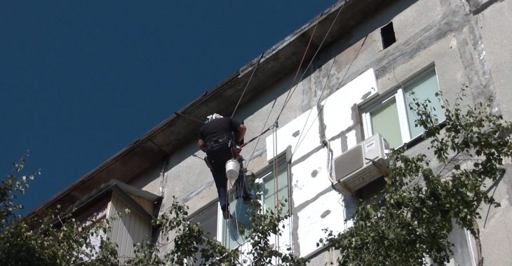 У Костянтинівці городяни за свої кошти ремонтують покрівлю в багатоповерхівках У Костянтинівці городяни за свої кошти ремонтують покрівлю в багатоповерхівках