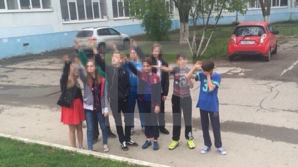 Школьники «показывали, где солнце», а не приветствовали Гитлера — следком РФ