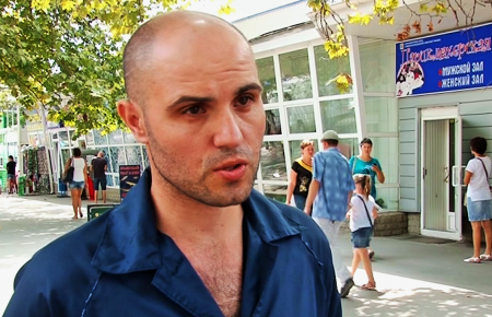 Парикмахер, которого обещали уволить за крымско-татарский язык, готовится судиться