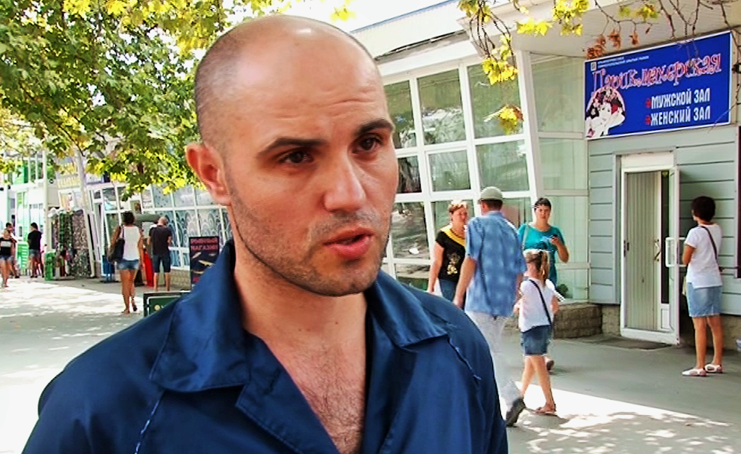 Парикмахер, которого обещали уволить за крымско-татарский язык, готовится судиться