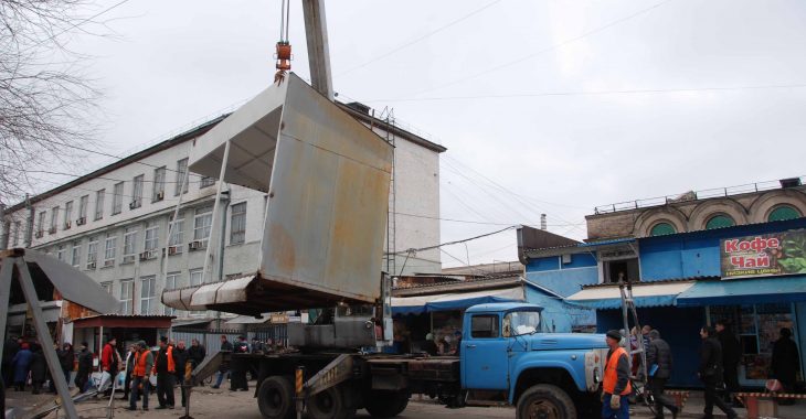 На Центральному ринку Луганська демонтують торгові модулі На Центральному ринку Луганська демонтують торгові модулі