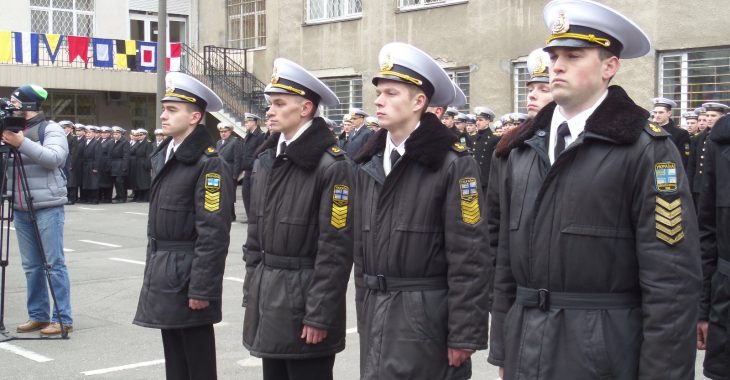 Курсанти, які співали гімн під час захоплення академії в Криму, отримали кортики в Одесі Курсанти, які співали гімн під час захоплення академії в Криму, отримали кортики в Одесі
