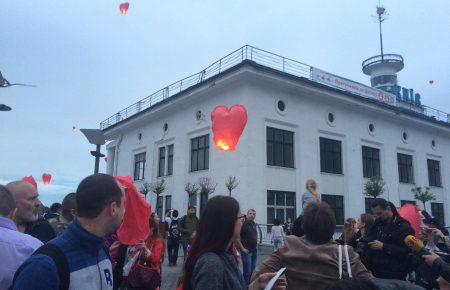 День народження Савченко у Києві: в небі ліхтарики у формі сердець
