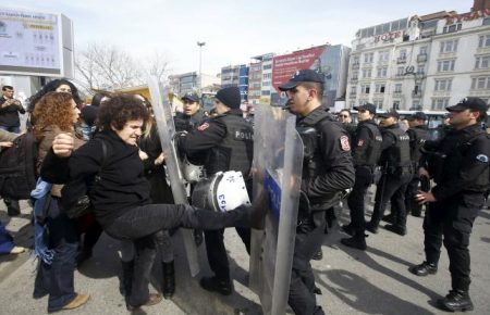 Полиция Турции разгоняла женщин с митинга резиновыми пулями, - СМИ