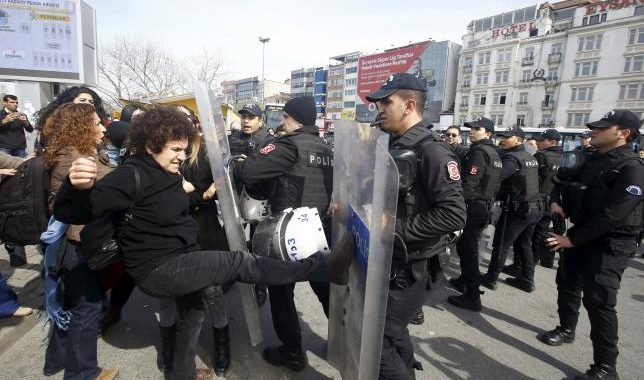 Полиция Турции разгоняла женщин с митинга резиновыми пулями, - СМИ Полиция Турции разгоняла женщин с митинга резиновыми пулями, - СМИ
