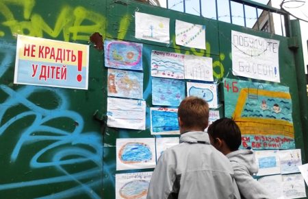 Скандальна забудова в Києві: замість шкільного басейну — паркінг