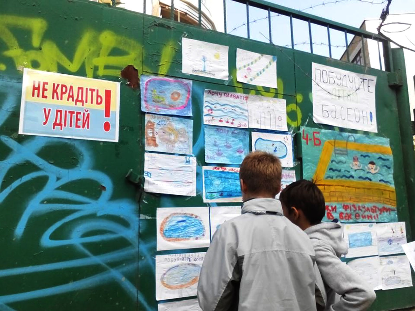 Скандальна забудова в Києві: замість шкільного басейну — паркінг