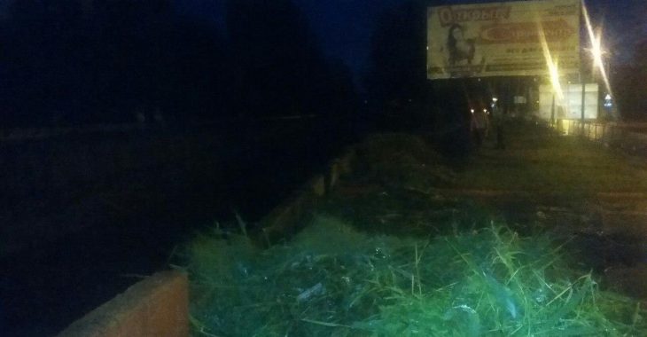 У Керчі комунальники витягли бруд з річки і розкидали його по тротуару У Керчі комунальники витягли бруд з річки і розкидали його по тротуару