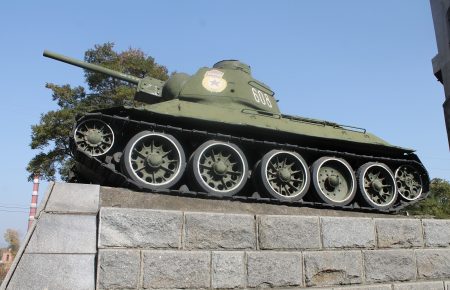 Радянський танк у Чернівцях активісти пропонують демонтувати