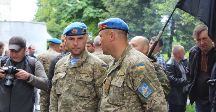 У Луцьку бійці пікетують військову прокуратуру У Луцьку бійці пікетують військову прокуратуру
