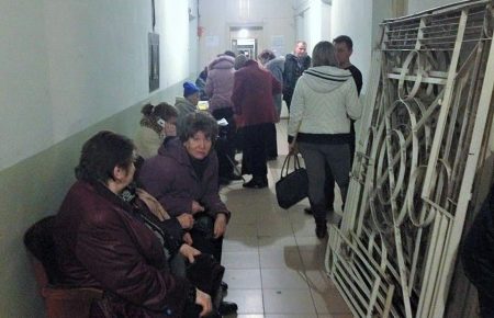 Переселенцы в Мариуполе возмущены приостановкой социальных выплат