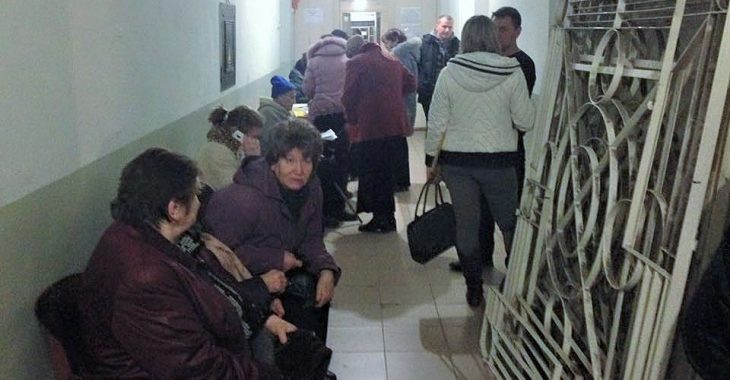Переселенцы в Мариуполе возмущены приостановкой социальных выплат Переселенцы в Мариуполе возмущены приостановкой социальных выплат