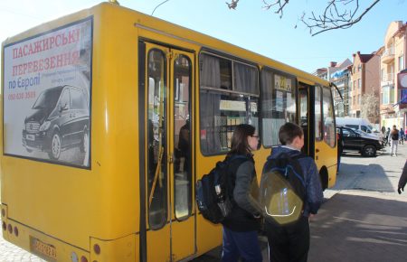 В Ужгороді школяра вигнали з маршрутки, відмовивши у пільговому проїзді