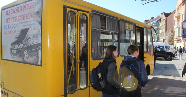 В Ужгороді школяра вигнали з маршрутки, відмовивши у пільговому проїзді В Ужгороді школяра вигнали з маршрутки, відмовивши у пільговому проїзді