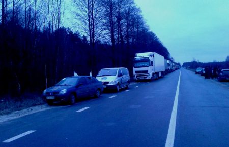 Кабмін вирішив призупинити транзит вантажівок РФ по Україні