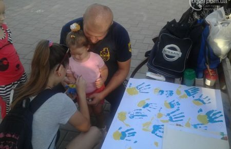 Цивильный корпус «Азов» устроил праздник для детей в Мариуполе