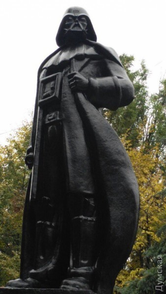 Леніна в Одесі «загримували» під Дарта Вейдера