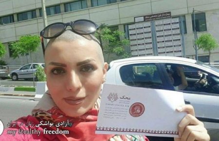 Іранські жінки стрижуть волосся, протестуючи проти носіння хіджаба