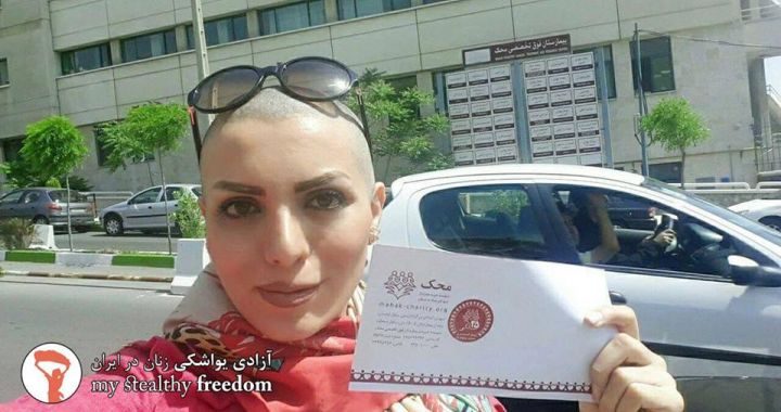 Іранські жінки стрижуть волосся, протестуючи проти носіння хіджаба Іранські жінки стрижуть волосся, протестуючи проти носіння хіджаба