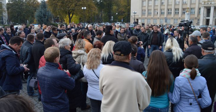 В Ужгороді громадськість вимагає перевиборів В Ужгороді громадськість вимагає перевиборів