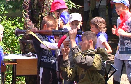 У Маріуполі військові вчили дітей, як поводитися із зброєю