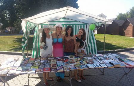 Луцькі волонтери продають книги, щоб допомогти військовим