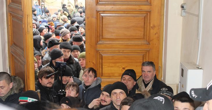 На суді над учасниками бійки на Драгобраті штовхалися і вибивали вікна На суді над учасниками бійки на Драгобраті штовхалися і вибивали вікна