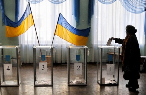 У Києві найбільша явка виборців, є порушення через погану організацію