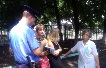 У Чернігові міліція забрала в активістки сумку з агітацією за одного з кандидатів
