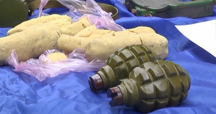 У Маріуполі іномарка перевозила цілий арсенал зброї У Маріуполі іномарка перевозила цілий арсенал зброї