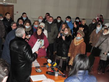 Рівняни в масках вимагали покарання лікаря за смерть дитини Рівняни в масках вимагали покарання лікаря за смерть дитини