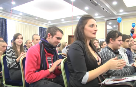 Донецьк: Пушилін привітав юних «Захаровців», Захарченко проти такої назви
