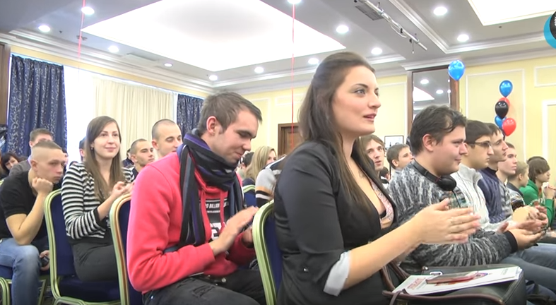 Донецьк: Пушилін привітав юних «Захаровців», Захарченко проти такої назви