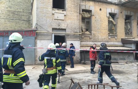 У Києві під завалами будинку залишаються чотири людини