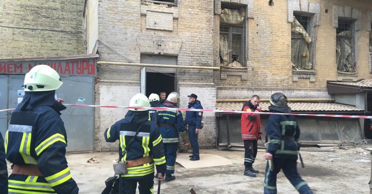 У Києві під завалами будинку залишаються чотири людини У Києві під завалами будинку залишаються чотири людини