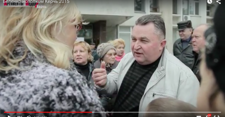 В Керчі люди «накинулись» на чиновника з вимогою дати світло В Керчі люди «накинулись» на чиновника з вимогою дати світло
