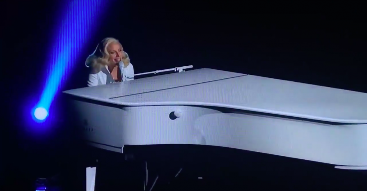 На врученні премії «Оскар» Lady Gaga заспівала про насильство над жінками На врученні премії «Оскар» Lady Gaga заспівала про насильство над жінками