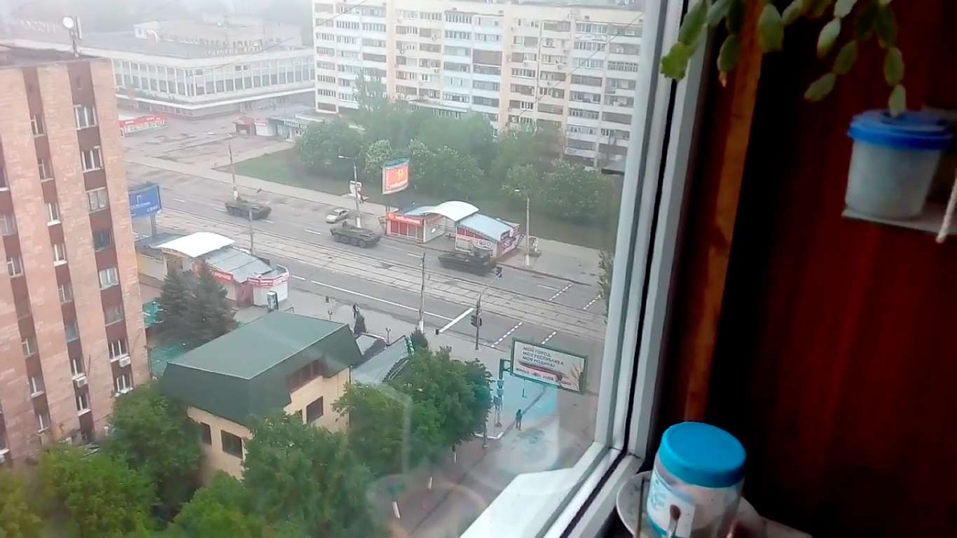 У Луганську з вікна зафільмували колону військової техніки