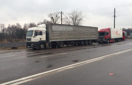 На Волині активісти блокують рух російських вантажівок